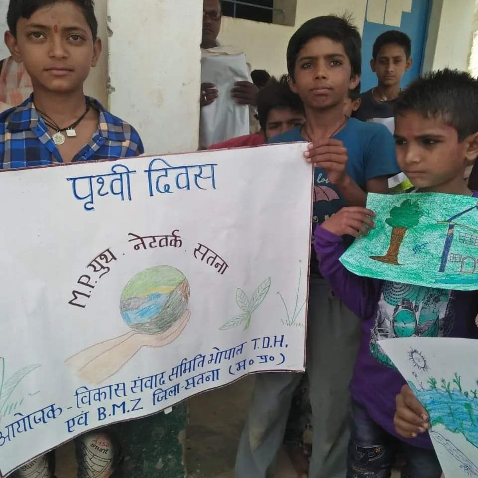 for_ecological's tweet photo. Madhya Pradesh Youth Network observed Earth Day and celebrated the Re_launch of Campaign #voiceforgreenearth through different activities like poster making, singing, rallies, etc. 

#Voiceforgreenearth https://t.co/tU8mpIGYnI
