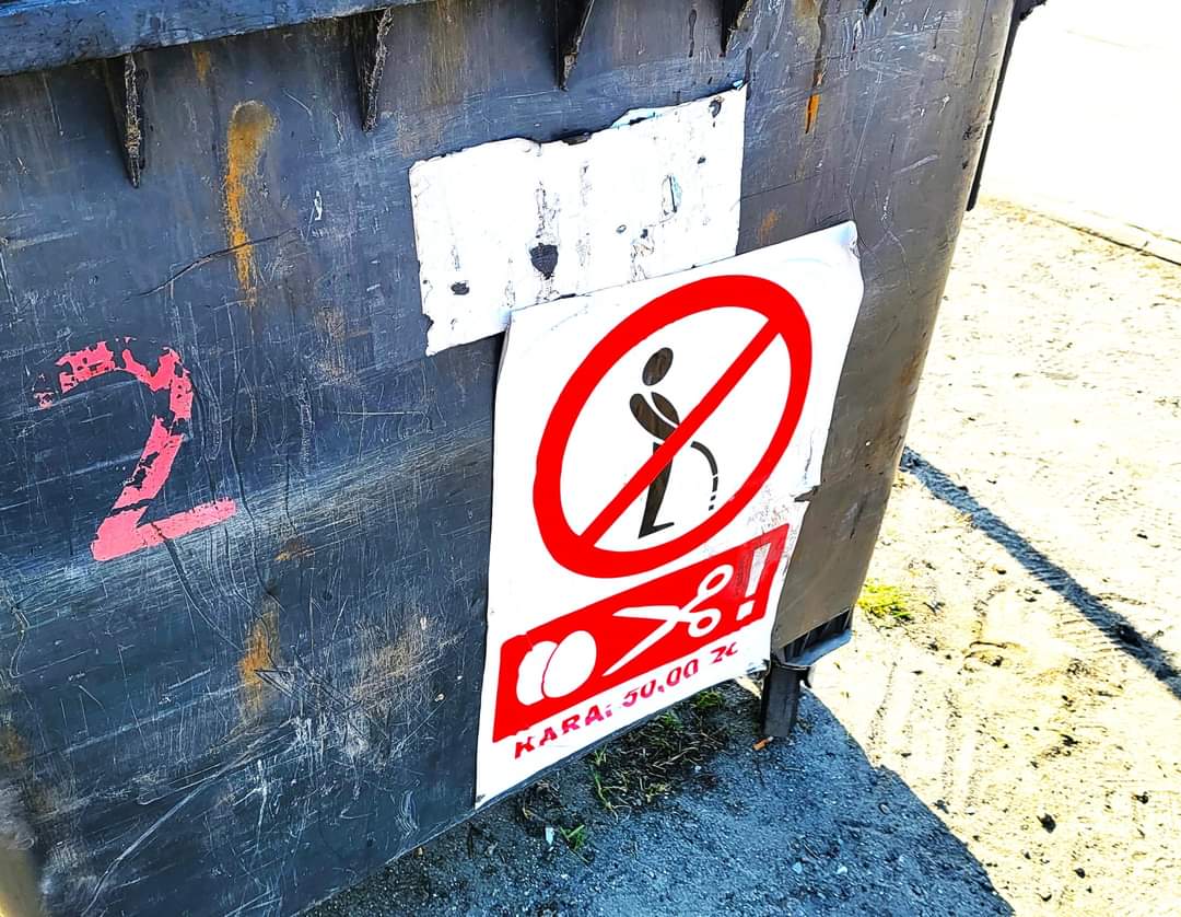 SoundmaxDJlive's tweet photo. I think it says no peeing or get your balls cut off. #signs #sign #funnysign #realsigns #publicsigns #Poland #castration https://t.co/pWeBItamQf