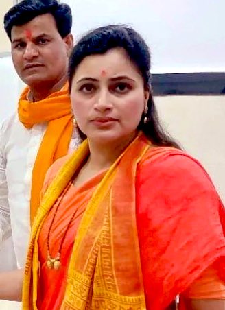 GameOfPolitics1's tweet photo. #BrakingNews

हमनें अभी अभी सुना है.. के #महाराष्ट्र की पेहेली #महिलामुख्यमंत्री #CM का सम्मान #घायलशेरनी @navneetravirana को मिल सकता है। https://t.co/nKETvNPwX0