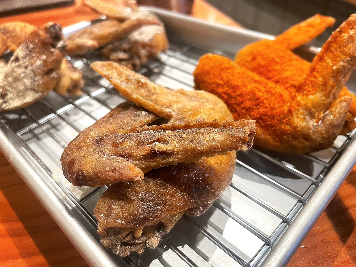 okomeyume's tweet photo. 大阪・心斎橋で今月4月にOPENした大衆酒場『奇跡の手羽先 サラリーマン横丁』は、大阪ではまだ2店舗しかない大分生まれの手羽先専門店！揚げたてのパリじゅわ唐揚げとキンキンに冷えたビールが奏でる最高のマリアージュはどんなオシャメシに勝るとも劣らない旨さ。ビジネスマンの仕事終わりの一杯に！ https://t.co/FRh9jpwjml