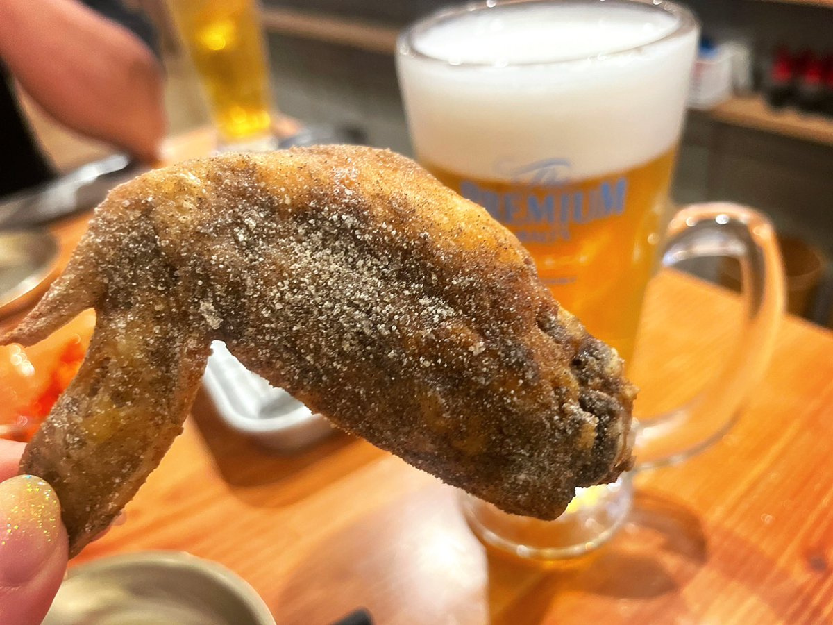 okomeyume's tweet photo. 大阪・心斎橋で今月4月にOPENした大衆酒場『奇跡の手羽先 サラリーマン横丁』は、大阪ではまだ2店舗しかない大分生まれの手羽先専門店！揚げたてのパリじゅわ唐揚げとキンキンに冷えたビールが奏でる最高のマリアージュはどんなオシャメシに勝るとも劣らない旨さ。ビジネスマンの仕事終わりの一杯に！ https://t.co/FRh9jpwjml