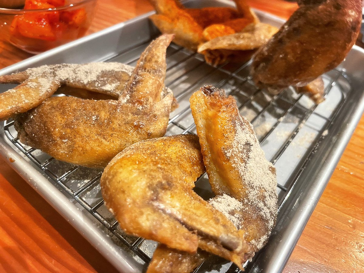 okomeyume's tweet photo. 大阪・心斎橋で今月4月にOPENした大衆酒場『奇跡の手羽先 サラリーマン横丁』は、大阪ではまだ2店舗しかない大分生まれの手羽先専門店！揚げたてのパリじゅわ唐揚げとキンキンに冷えたビールが奏でる最高のマリアージュはどんなオシャメシに勝るとも劣らない旨さ。ビジネスマンの仕事終わりの一杯に！ https://t.co/FRh9jpwjml