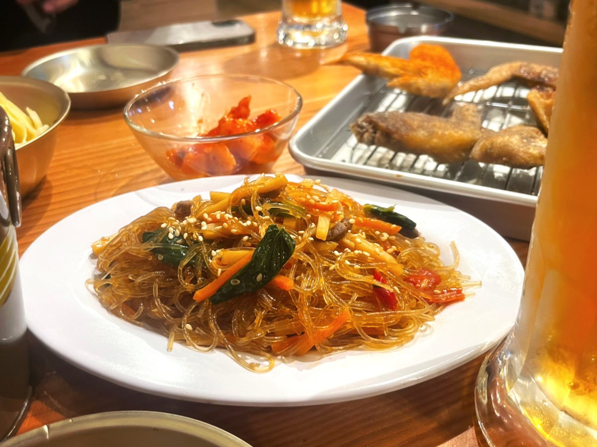 okomeyume's tweet photo. 大阪・心斎橋で今月4月にOPENした大衆酒場『奇跡の手羽先 サラリーマン横丁』は、大阪ではまだ2店舗しかない大分生まれの手羽先専門店！揚げたてのパリじゅわ唐揚げとキンキンに冷えたビールが奏でる最高のマリアージュはどんなオシャメシに勝るとも劣らない旨さ。ビジネスマンの仕事終わりの一杯に！ https://t.co/FRh9jpwjml
