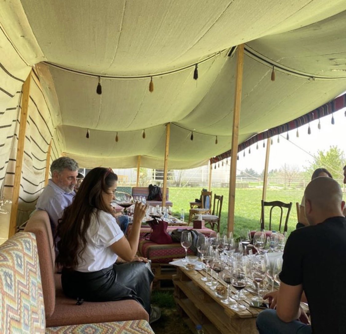 A wonderful Vertical “Chateau les Cedres” tasting 1999-2001-2003-2007-2009 with @hydamus @sylvanah @marchachach @joemaal @teddyhajjar 
.
#wine #redwine #chateaulescedres #verticaltasting #lebanon #winesoflebanon #lebanesewineries #sommelier #winetasting #winelover #summervenue