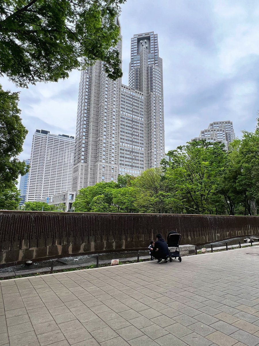 TokyoSuburban's tweet photo. Right near the station is the shinjuku Central Park, a rather nice and rather large green lung in the jungle that is shinjuku. Overlooking this is also the Tokyo metropolitan office building, which seems to have been lifted straight from the pages of a ‘brave new world’ https://t.co/6ym9FxqQ29