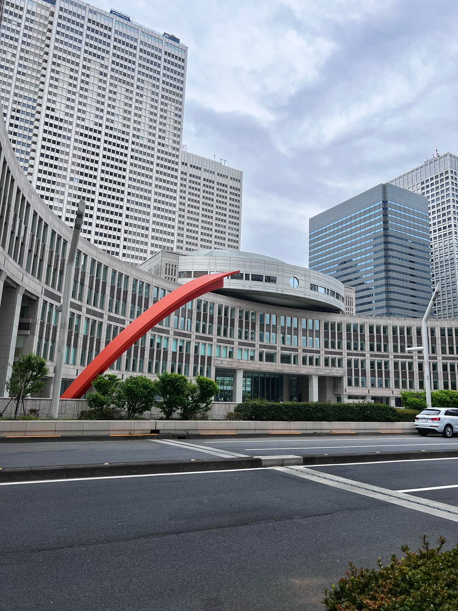 TokyoSuburban's tweet photo. Right near the station is the shinjuku Central Park, a rather nice and rather large green lung in the jungle that is shinjuku. Overlooking this is also the Tokyo metropolitan office building, which seems to have been lifted straight from the pages of a ‘brave new world’ https://t.co/6ym9FxqQ29