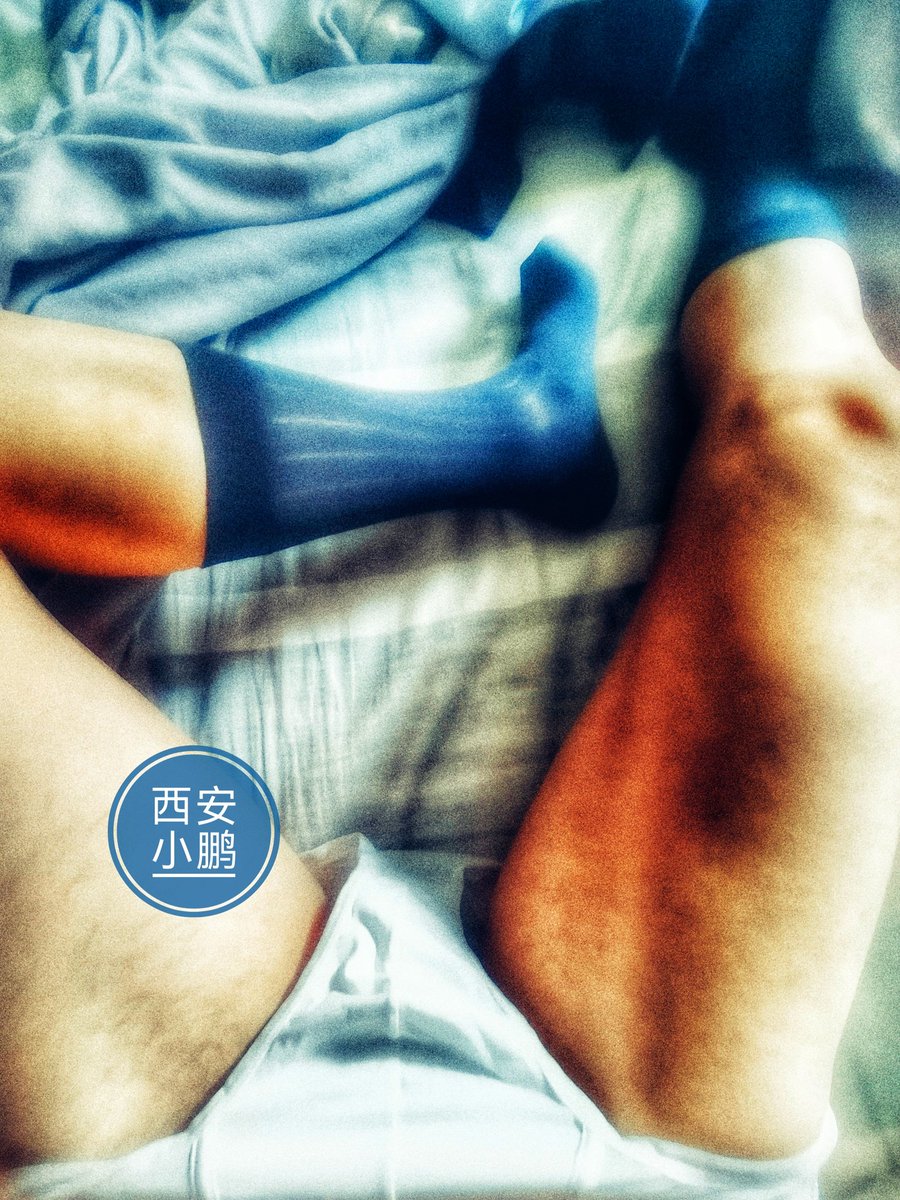 所以早上起来
你是先穿裤子还是先穿袜子？