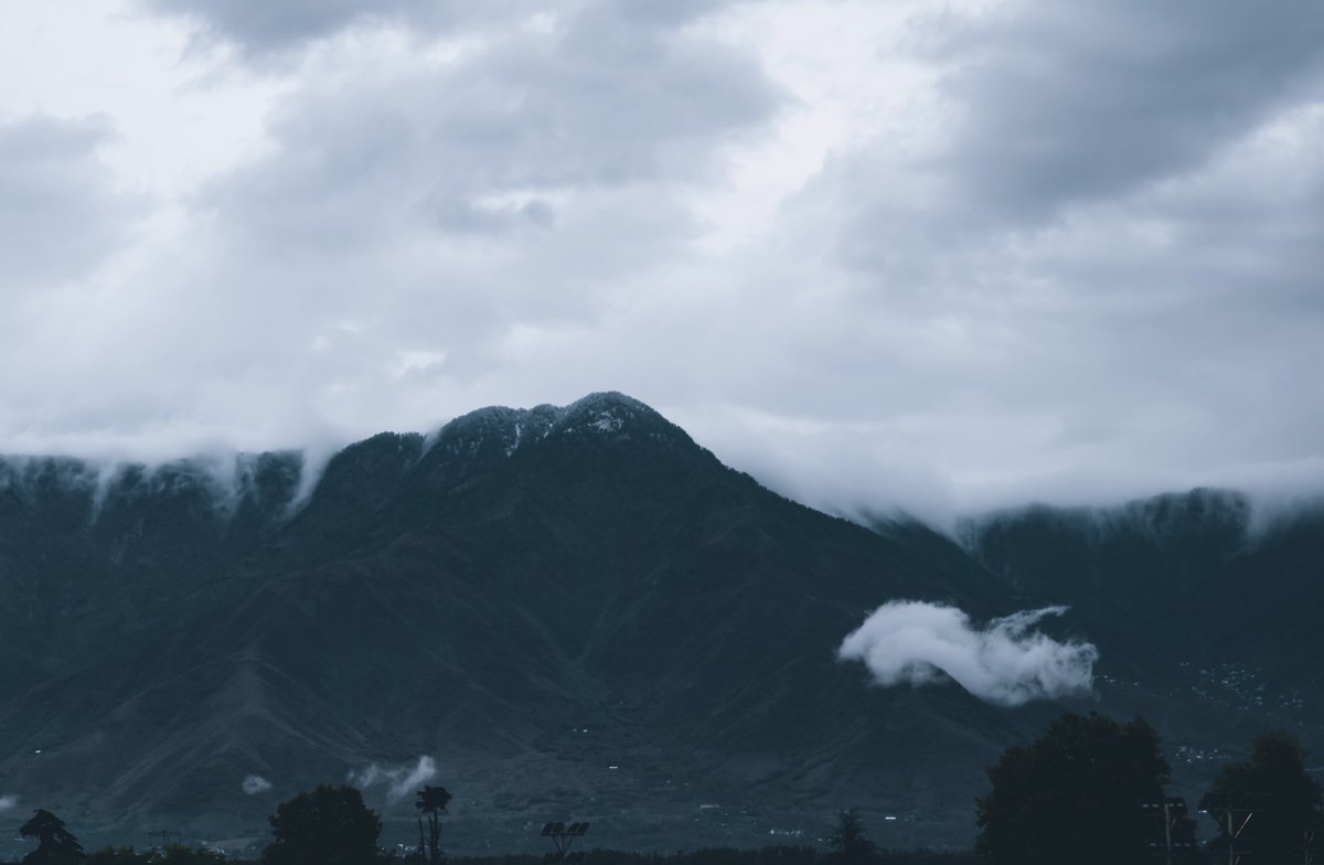 nitheeshkumr's tweet photo. Cloud Waterfalls @nitsriofficial ☁️
#nitsrinagar
#clouds https://t.co/j34Rwq28UX