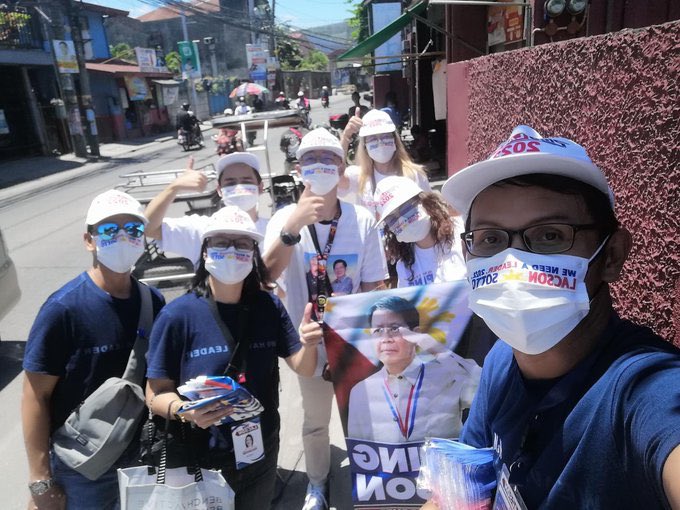 CSHenry4's tweet photo. LOOK: Volunteers of @iampinglacson campaigning house to house. #IbotoSiPing
#PureLoveForPING
@AranasVan
@iamVhicIdano
@vanessacseb https://t.co/FD0y3f7OiM