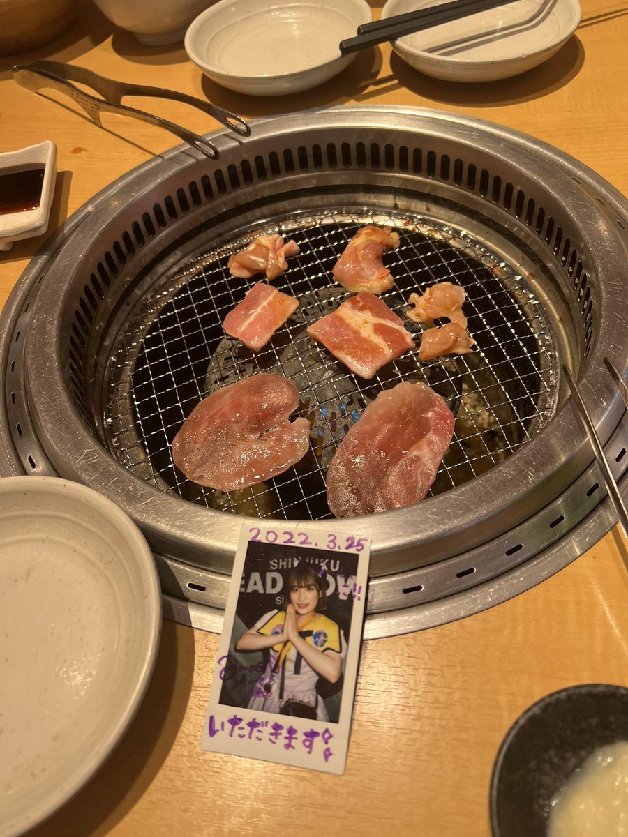 lyuyusmile's tweet photo. 今日お昼は焼肉キング食べ放題！

急遽高校の時の友達と！
頂きますやったら、
【なにやってるの】と言われました。

ってことで、いただきます🥩 https://t.co/mvpDmLs9yT