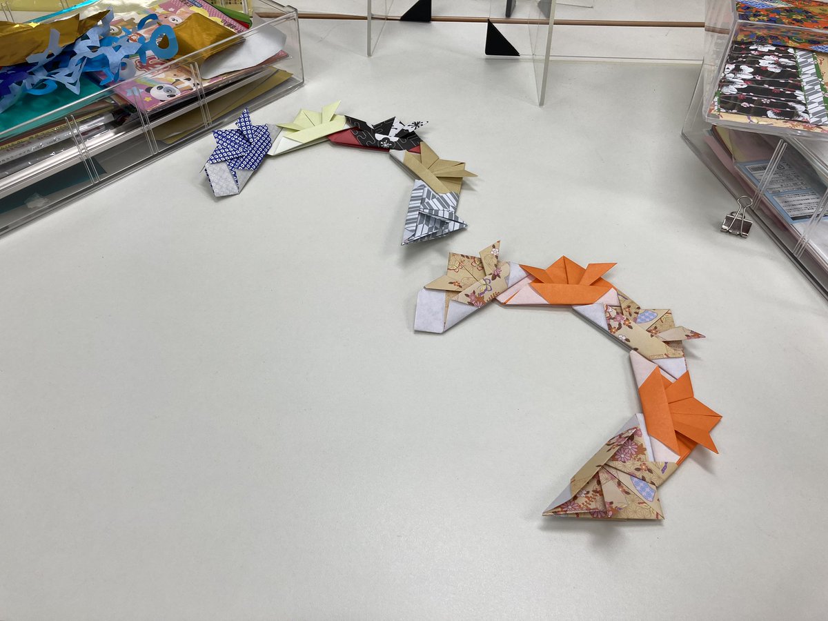 【Origami activity🟥🟦🟩】We are making something very Japanese with folding origami. Guess what! We will upload the photo when it’s done!#Tokyotech #InternationalStudentLounge #Origami