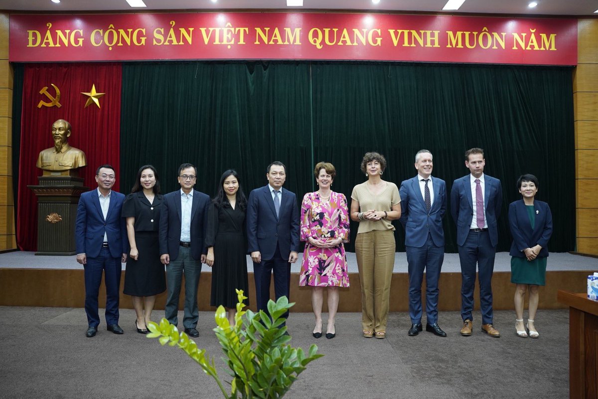 Vice Minister Schuiling met with Vice Minister of MoIT Dang Hoang An to discuss on
🤝Bilateral trade and investment
🇪🇺🇻🇳Implementation of #EVFTA
🏗️Cai Mep Ha logistic center
📄Legislative environment for #greenenergy
♻️Circular economy
&amp; Visa Waiver program for 🇻🇳🇳🇱 entrepreneurs