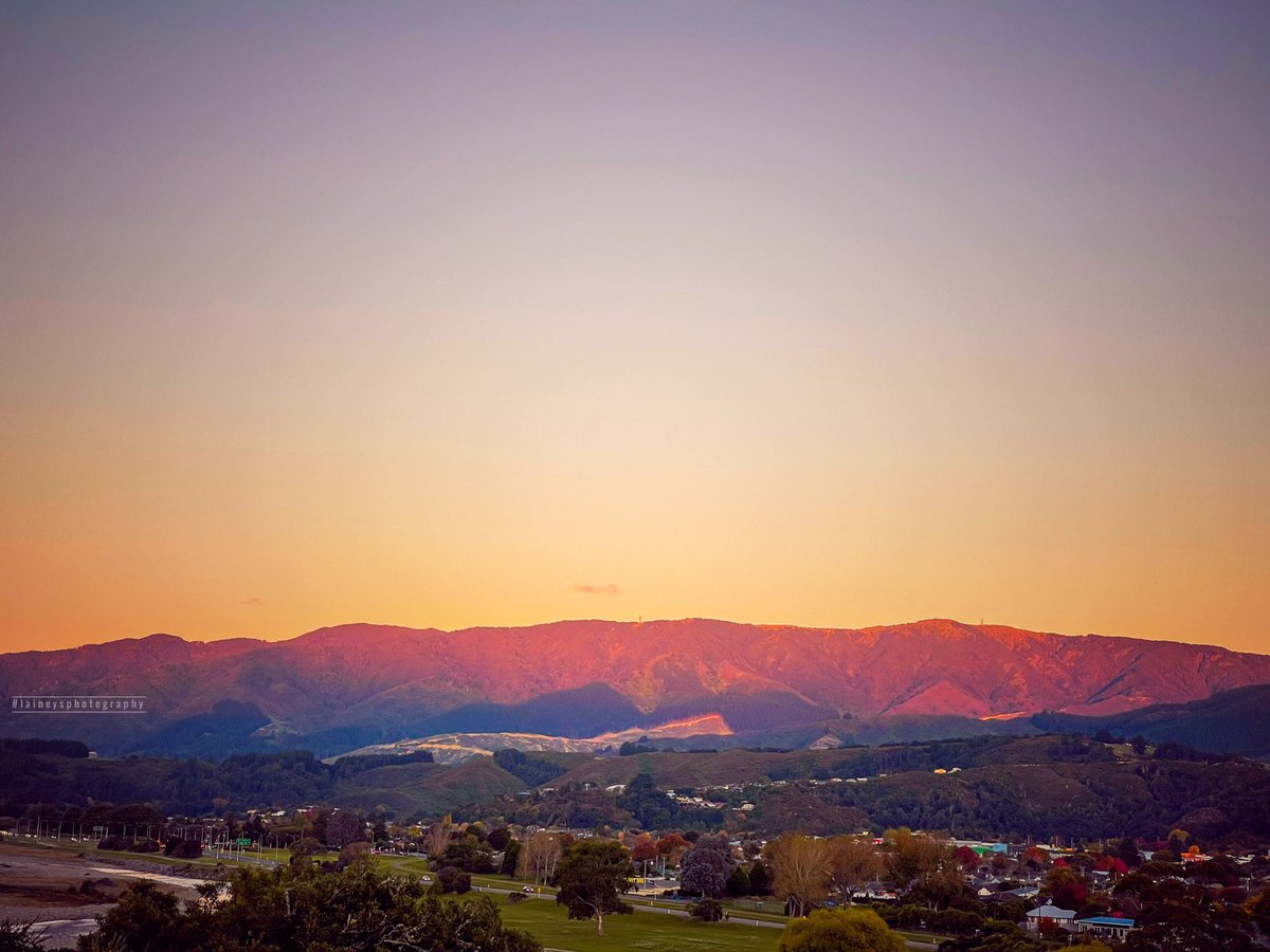 Tonight the distant hills reflect the colours of the setting sun as Anzac Day draws to a close. 

At the going down of the sun, and in the morning,
We will remember them.

#LestWeForget