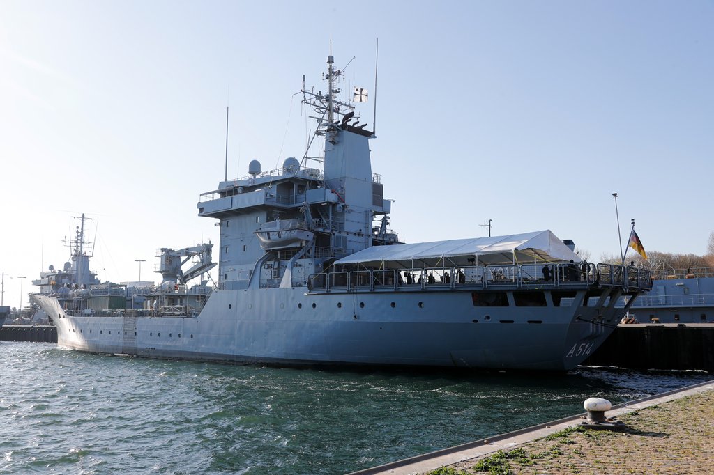 CIHBw's tweet photo. Auf dem Tender "Werra" haben wir vergangene Woche zusammen mit der @deutschemarine in Kiel das Innovationsvorhaben #Adminimum released. Das Ziel des Projekts: #Bürokratismus in der #Bundeswehr gezielt bekämpfen und nachhaltig vermeiden. https://t.co/PKfPLPAmB1
