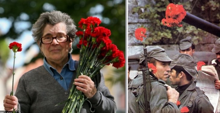 Esta mujer, Celeste Caeiro, que llevaba flores para su trabajo y se encontró con los militares en la calle, se sumó a  la Revolución aportando los claveles que tenía. Con su gesto le dio nombre a la Revolución portuguesa del #25Abril. Los soldados enarbolaron claveles y Libertad