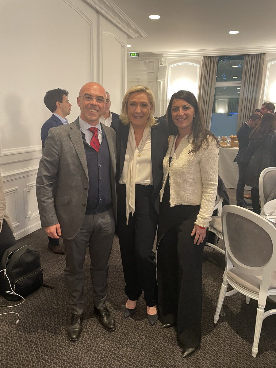 josecdiez's tweet photo. Los líderes de Vox ayer celebrando en Paris con Le Pen su 42%. 

Le Pen proponía penalizar las exportaciones agrícolas españolas a Francia. Vox trabajando duro por el campo y la España despoblada #IroniaON https://t.co/BbJpZ9Bhg9