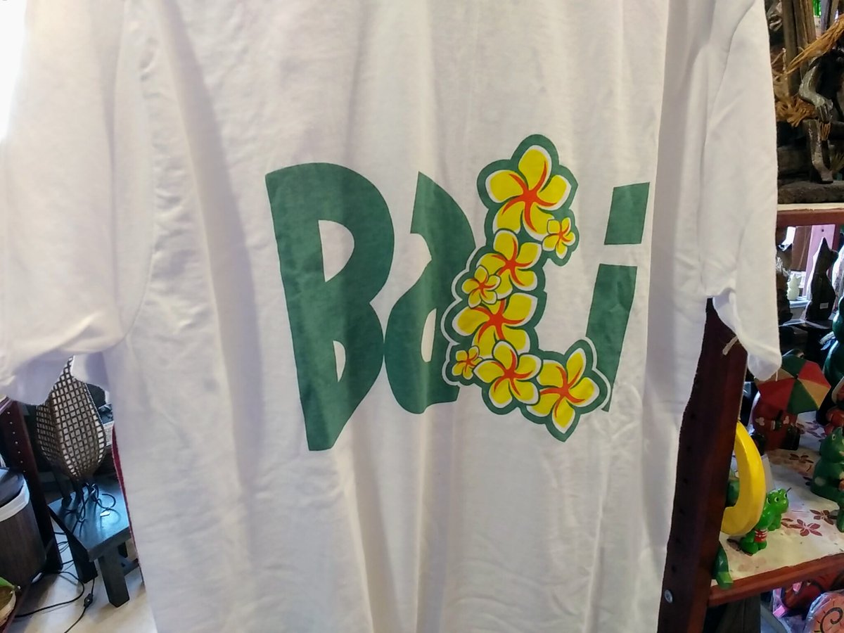 今日の商品紹介は【＃Tシャツ】 バリ島旅行のお土産の定番アイテムかな😅 さて、今日の仙台は２５度を超えてみたい😯 昼間ならTシャツ一枚でも大丈夫な温かさですね‼️ ＃海外旅行 ＃お土産 ＃定番
