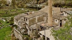 DLMalatesta's tweet photo. Als #Algars, entre #Alcoi i #Cocentaina, va esclatar el conflicte. Els treballadors d’un molí de paper van exigir un augment del salari i una reducció de la jornada. El propietari va intentar contractar esquirols, però els internacionalistes, ben organitzats, ho vam impedir. https://t.co/V4gAvLuODj
