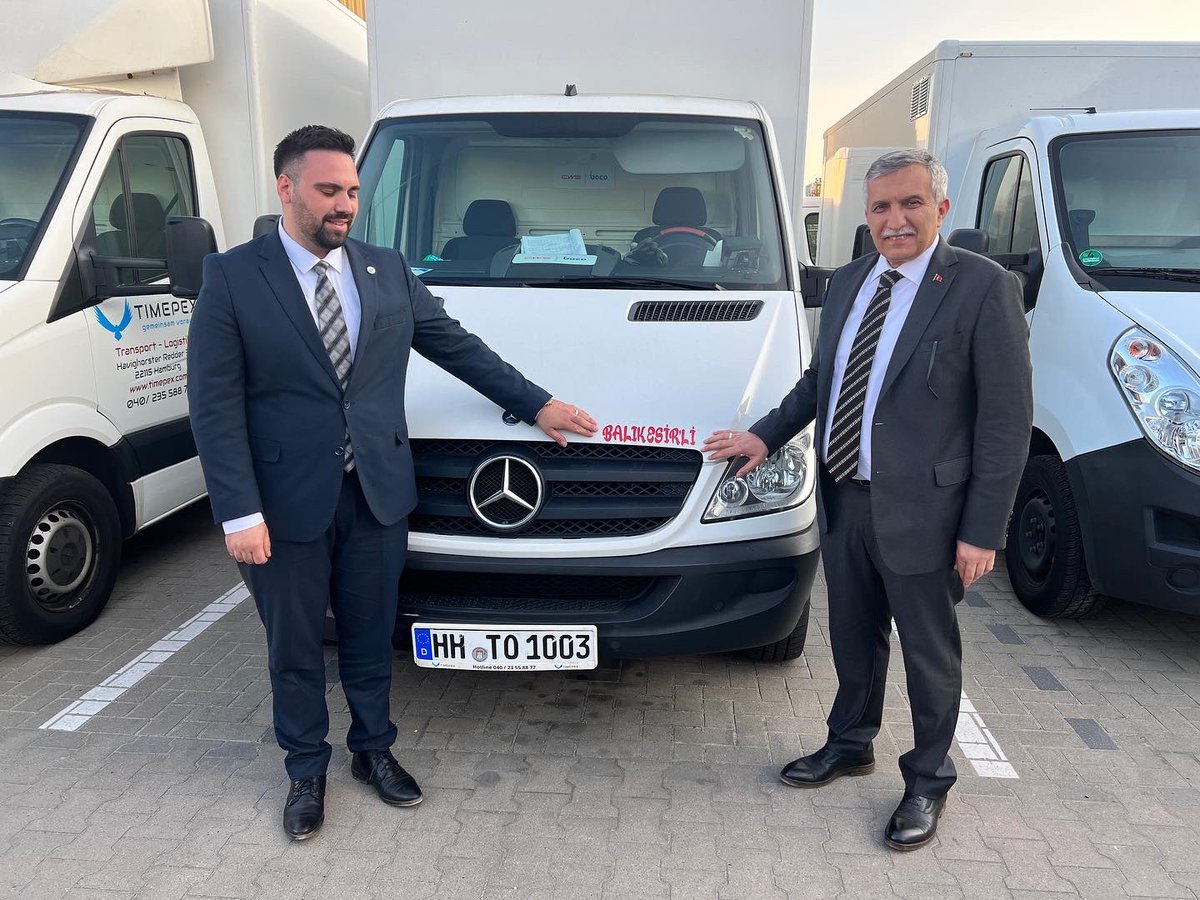 YavuzSubasi's tweet photo. Hamburg proğramımızda Genç İş adamlarımızdan Susurluk’lu Tayfun övüç kardeşimizin işyerine ziyarette bulunduk.  Şehrimizin adını ve plakasını Tayfun kardeşimizin 
arabalarında görüyoruz. 👏👏👏 https://t.co/yNXdTqJz1M