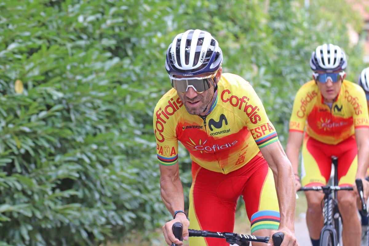 RFECiclismo's tweet photo. 🎂¡Hoy cumple años uno de los más grandes!

Un ganador insaciable, un corredor comprometido con el #TeamESPciclismo🇪🇸 y la figura que nos regaló en Innsbruck uno de los capítulos más emocionantes de nuestra historia😍

¡Felicidades por tus 42 años, @alejanvalverde! https://t.co/lwUEtdrpDS
