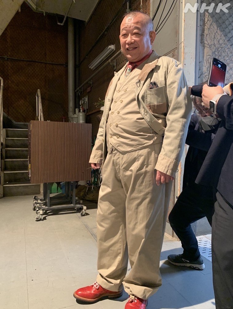 鶴瓶の家族に乾杯 ただいま放送中 ゲスト 高橋真麻 千葉県旭市 突然ですが 鶴瓶の ファッションチェック のコーナー 今回のスタジオ収録の衣装です スタイリストさんのコメント 春らしい花柄のネクタイと 靴の赤の差し色が