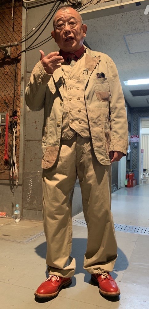 鶴瓶の家族に乾杯 ただいま放送中 ゲスト 高橋真麻 千葉県旭市 突然ですが 鶴瓶の ファッションチェック のコーナー 今回のスタジオ収録の衣装です スタイリストさんのコメント 春らしい花柄のネクタイと 靴の赤の差し色が