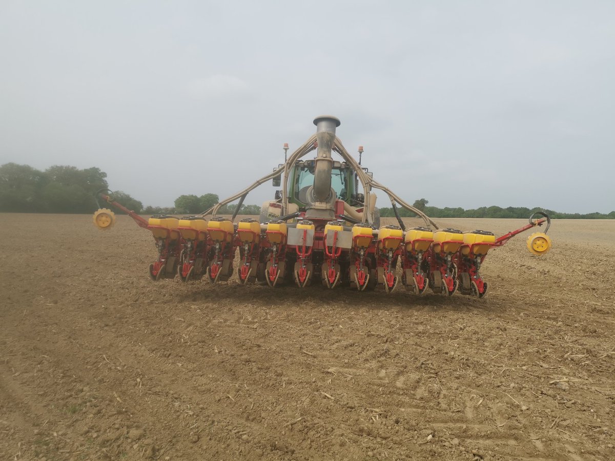 Dernière journée de semis de maïs ! 😉
#fragtw #fenetreouverte #tourdeplaine #agriculture #maisculturedurable #campagne #Elections2022 #Elysee2022 #cornLovers