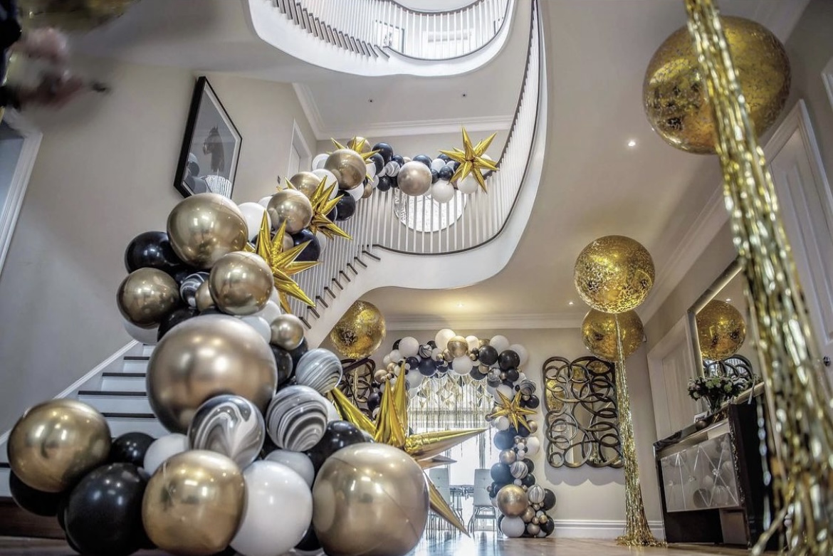 🎈#TBT To a a huge decorative balloon display featuring our gold 17x17mm squares. Perfect for large balloons, table decorations and all our confetti launching cannons &amp; machines💫Currently 1 kilo rebagged squares on offer, check our website!
sfxsupplies.co.uk/products/rebag…