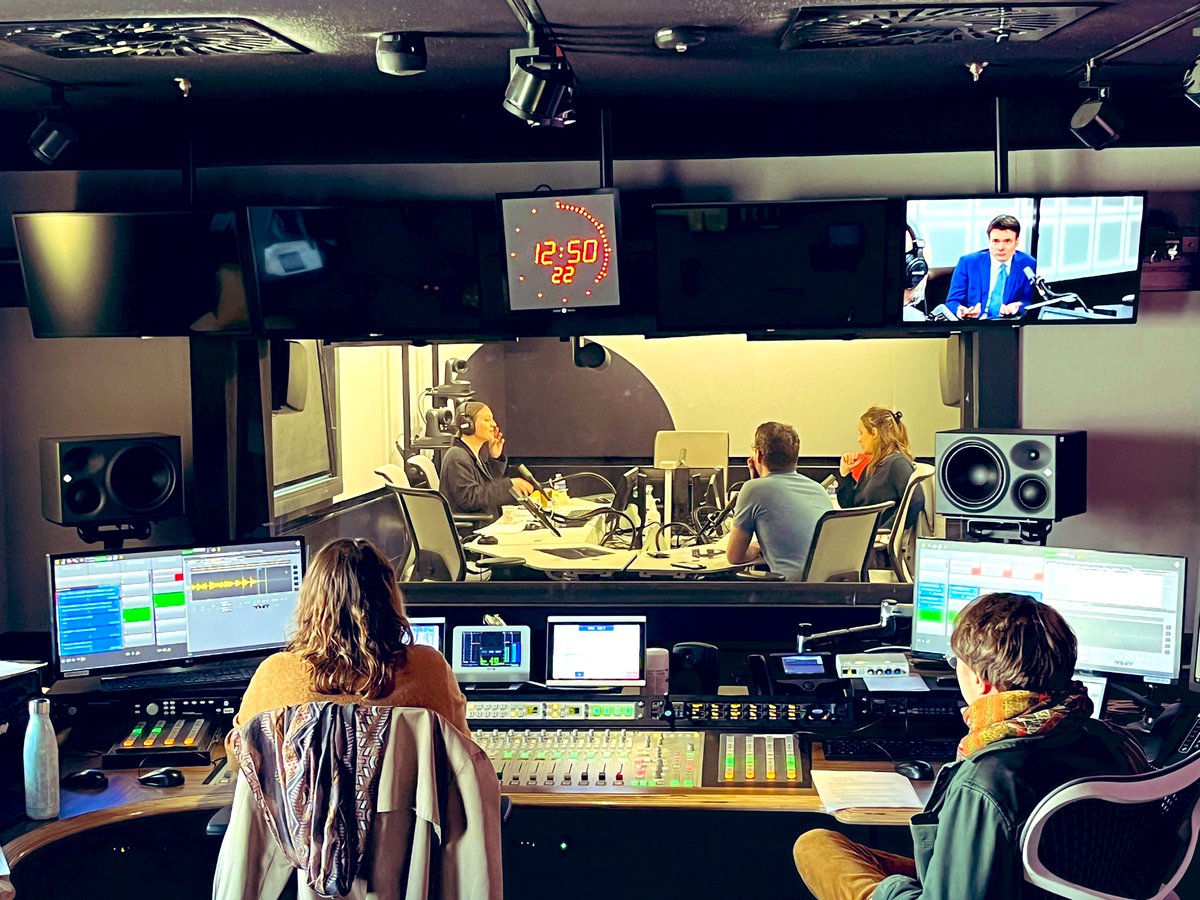 En direct dans @LaGrandeTable sur @franceculture pour le livre « Macron 2. Les secrets d’une réélection » de @dom_albertini et @CChaffanjon aux @Ed_Archipel