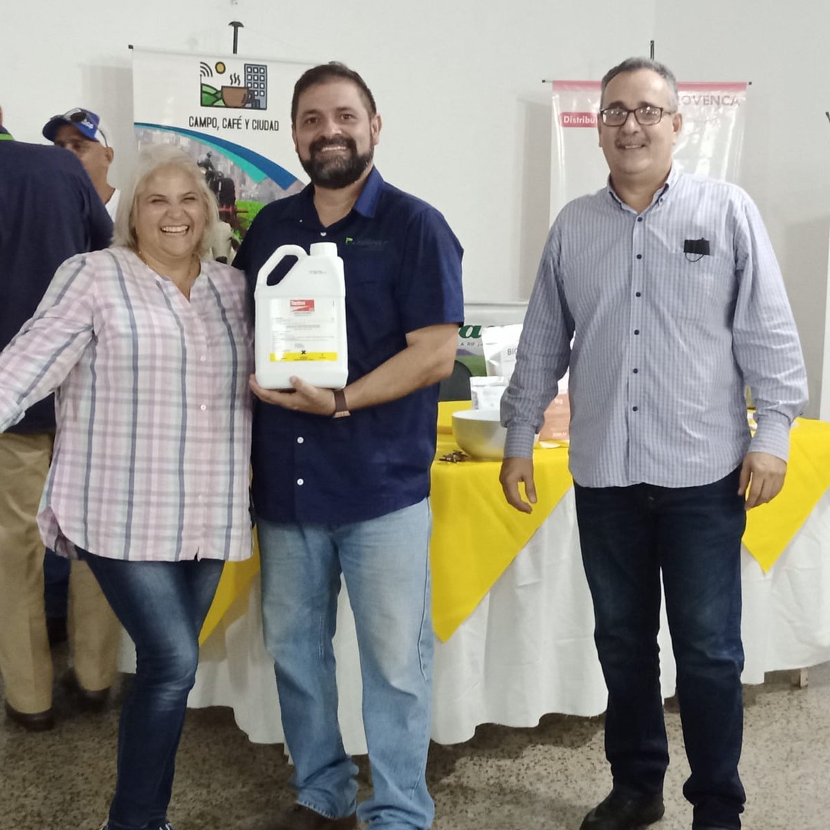 campocafeciudad's tweet photo. Nuestro reconocimiento especial a Onésimo Prado y Marzzia Pérez, al igual que a toda la Junta Directiva de UGADEBA, por el valioso e indispensable trabajo realizado 🧵 (2/5)

#Venezuela #Zulia #Ganadería #Ugadeba #Capacitación #CampoCafeCiudad https://t.co/gymIgv6anS