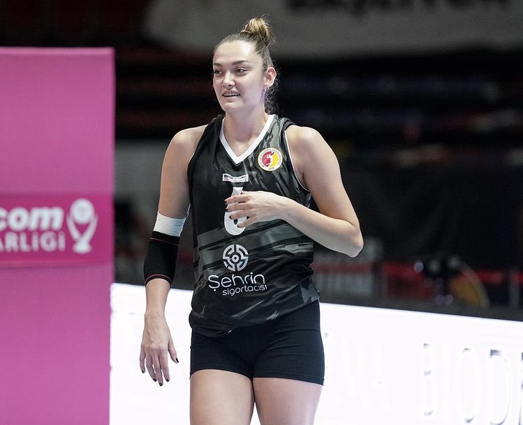 Orta oyuncu Özge Nur Çetiner, Aydın BBSK’da.