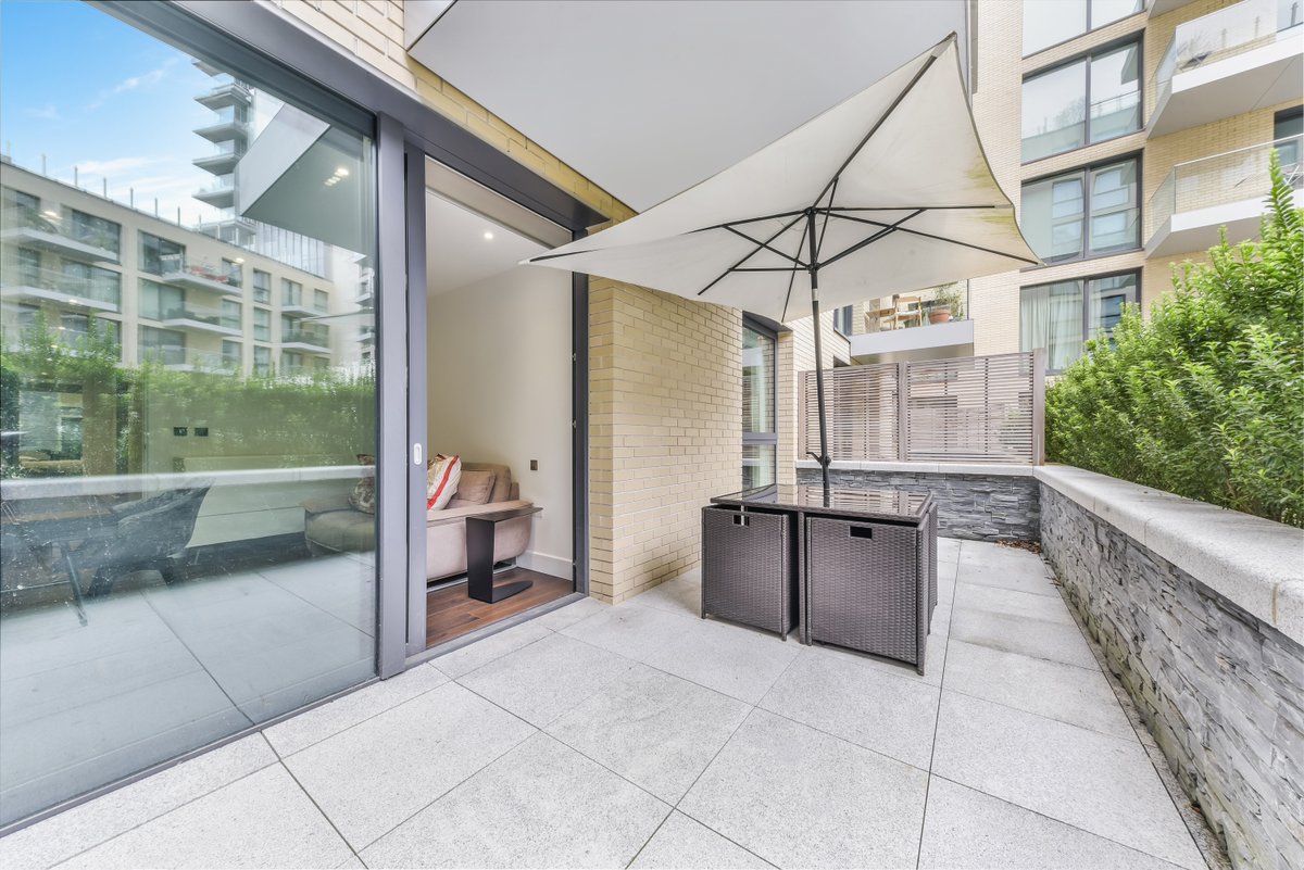 ChaseEvansLtd's tweet photo. #forsale @ #Aldgate, central London, is this outstanding 3 beds, 3 baths property @ #GoodmansFields development. Approx. 1300 sqft / 120.75 sqm + terrace + balcony. Superb leisure facilities. Nearby Tube & #Crossrail. See more : https://t.co/ifPsPQlBG5 https://t.co/iUd3Di1l4f