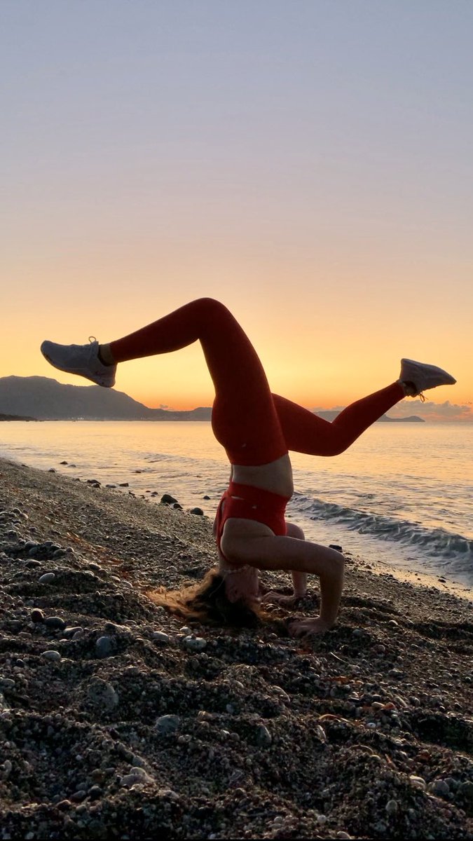 Rayofsun_88's tweet photo. Balance is not something you find it’s something you create ⚖️

Rocking new gorge new outfit from @Fabletics You heard it from #teamfabletics new VIPS get 2 leggings for £24 and up to 80% off single items! https://t.co/XcwEgtIDff 

#headstand #yoga #fitness #workout #fableticsuk https://t.co/LTPA1eS0rJ