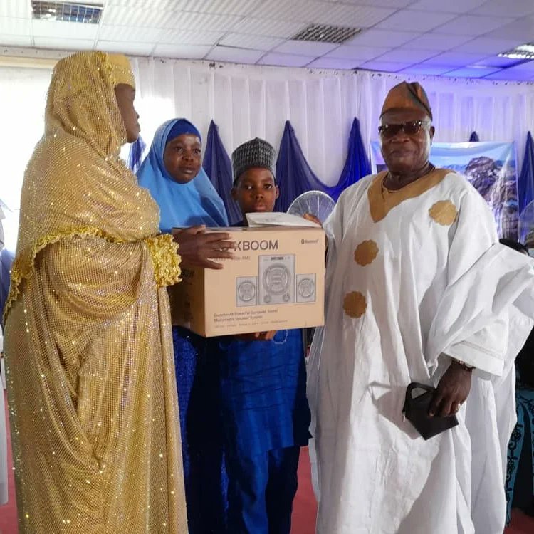 splashfm1067's tweet photo. It's a wrap!!🥳

The first position is Majaro Yunus in the first Frame!

Second position is Raji Isiak

Third position is Maryam Ibrahim. All with their gifts.
The fourth and Fifth positions were alsoo given cash prizes.

#QuranicCompetition 
#splashfm1067 https://t.co/KkiQomymUj