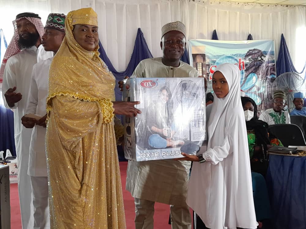 splashfm1067's tweet photo. It's a wrap!!🥳

The first position is Majaro Yunus in the first Frame!

Second position is Raji Isiak

Third position is Maryam Ibrahim. All with their gifts.
The fourth and Fifth positions were alsoo given cash prizes.

#QuranicCompetition 
#splashfm1067 https://t.co/KkiQomymUj