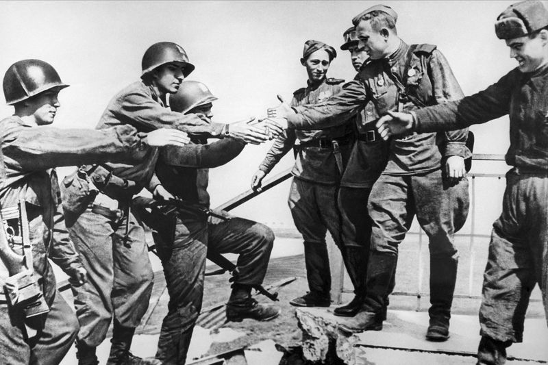 MID_RF's tweet photo. 🗓 25 апреля 1945 года произошла историческая #ВстречаНаЭльбе советской и американской армий.

☝️ Это событие стало не только предвестником окончательного разгрома Третьего рейха, но и апофеозом союзнической борьбы стран антигитлеровской коалиции.

🔗 https://t.co/oeuA8UXksD https://t.co/oS61J1p9QW