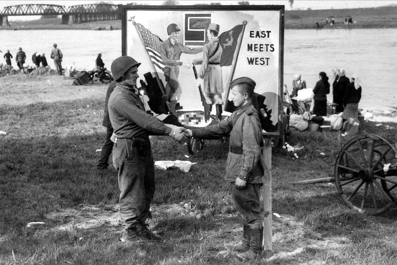 MID_RF's tweet photo. 🗓 25 апреля 1945 года произошла историческая #ВстречаНаЭльбе советской и американской армий.

☝️ Это событие стало не только предвестником окончательного разгрома Третьего рейха, но и апофеозом союзнической борьбы стран антигитлеровской коалиции.

🔗 https://t.co/oeuA8UXksD https://t.co/oS61J1p9QW