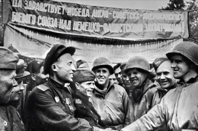 🗓 25 апреля 1945 года произошла историческая #ВстречаНаЭльбе советской и американской армий.

☝️ Это событие стало не только предвестником окончательного разгрома Третьего рейха, но и апофеозом союзнической борьбы стран антигитлеровской коалиции.

🔗 is.gd/9tY2Ja