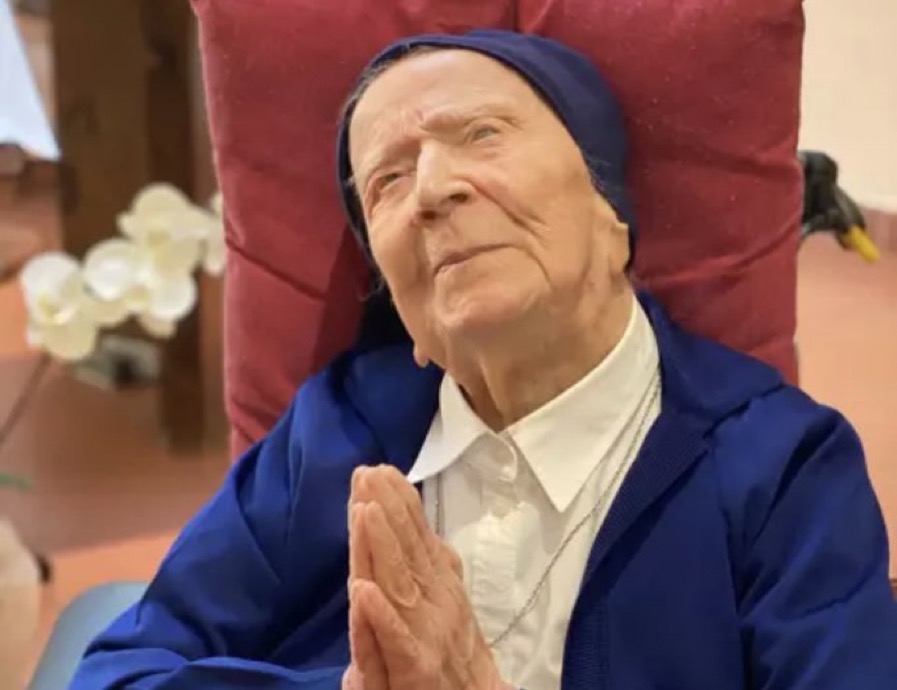 Mediavenir's tweet photo. 🇫🇷 FLASH - La Française Sœur André, 118 ans, est la nouvelle doyenne de l’humanité après la mort de la Japonaise Kane Tanaka à l’âge de 119 ans. (BFMTV) https://t.co/BLtGc0IIuu
