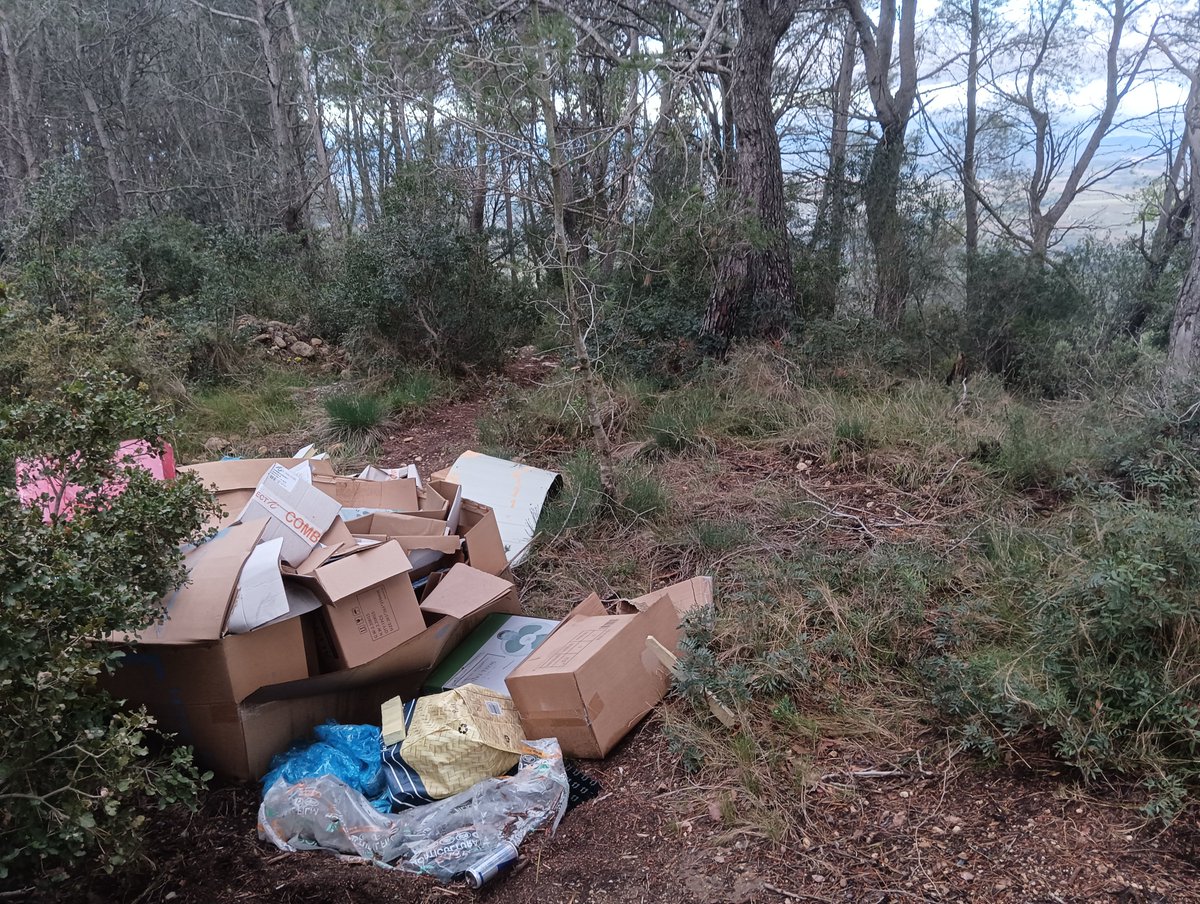 Ayala_Jordi's tweet photo. El diumenge 24 d'abril cap a les 7:30h del matí vaig trobar-me amb això al costat del camí que va cap al dipòsit a la muntanya de Can Mata del Racó... Flipo amb la gent... Per l'estat de les deixalles sembla que no faci gaire que es va produir aquest abocament... @Aj_Subirats https://t.co/zE4bhkBeZa