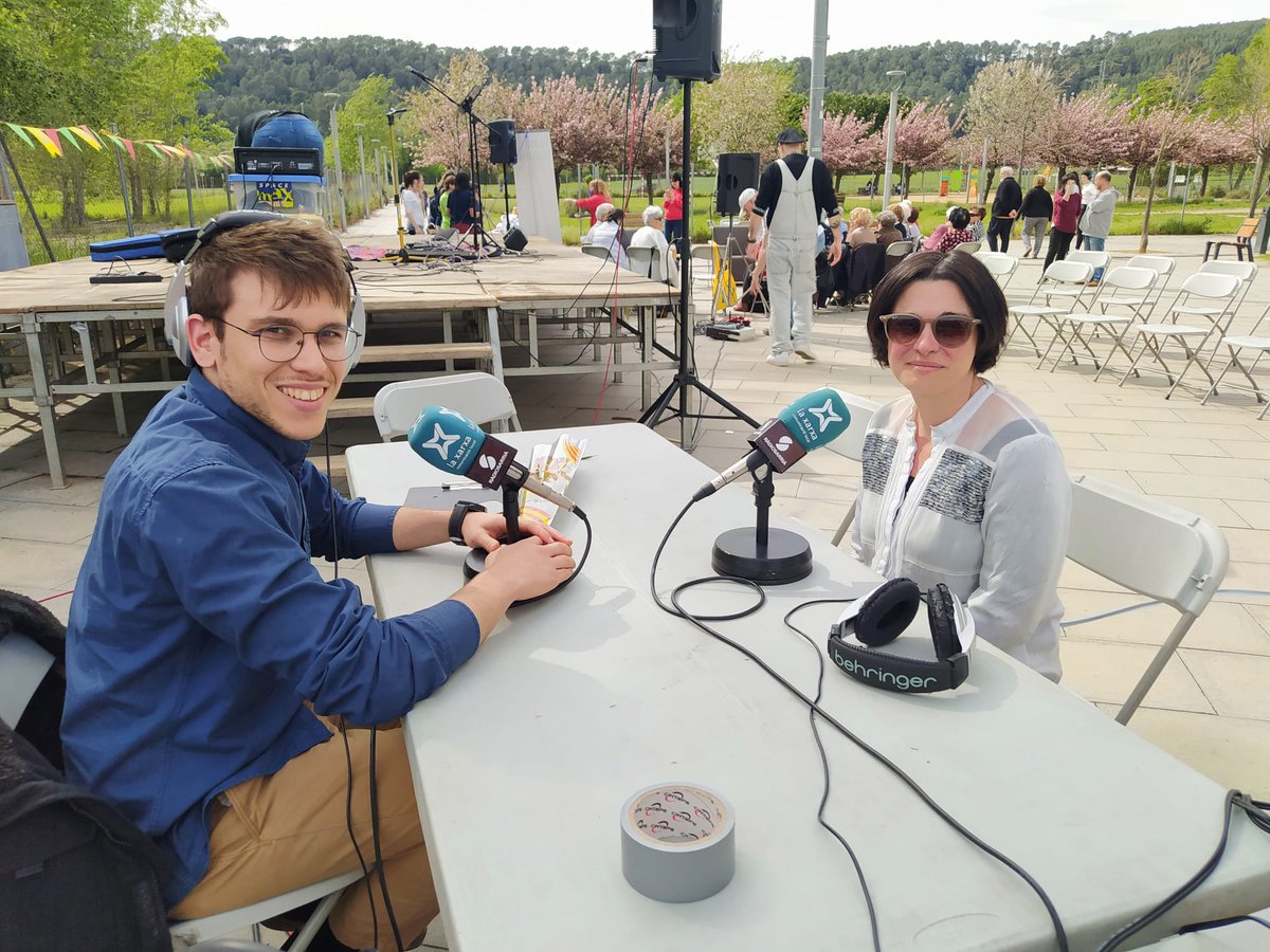 Radio_Sarria's tweet photo. 📚🌹 Aquest passat divendres vam viure una nova revetlla de Sant Jordi a Sarrià de Ter.

📻 Vam ser-hi presents a través d'un programa especial en directe amb entrevistes i retransmissions dels actes.

Recupera'l a https://t.co/Hpv9yWzPHg o aquí ⬇️

https://t.co/gcq8t0pHQr https://t.co/Nqck8Fmt9G