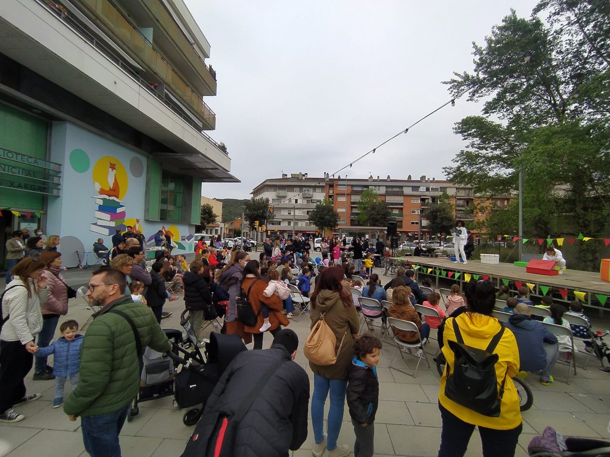 Radio_Sarria's tweet photo. 📚🌹 Aquest passat divendres vam viure una nova revetlla de Sant Jordi a Sarrià de Ter.

📻 Vam ser-hi presents a través d'un programa especial en directe amb entrevistes i retransmissions dels actes.

Recupera'l a https://t.co/Hpv9yWzPHg o aquí ⬇️

https://t.co/gcq8t0pHQr https://t.co/Nqck8Fmt9G