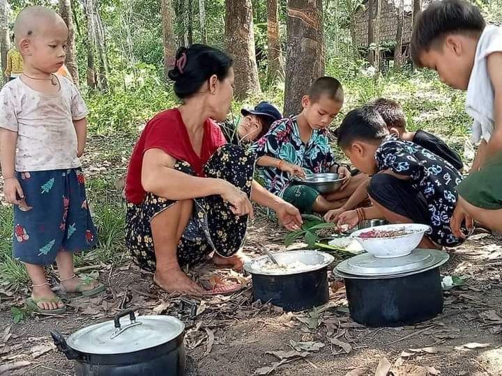 miN13700's tweet photo. [1/2] At around 11 am on April 25, junta troops ARRESTED more than 30 civilians working in rubber plantations in villages of Khale - Tagundaing village tract, Win Yaw area, Kyainseikgyi township, Kayin State, as human shields.
#2022Apr25Coup
#WhatsHappeningInMyanmar https://t.co/RoZGLdRGxW