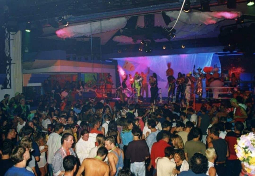 RaveFootage's tweet photo. Space Ibiza 1989/90’s 💥🖤🌔 https://t.co/6NhigerWnO