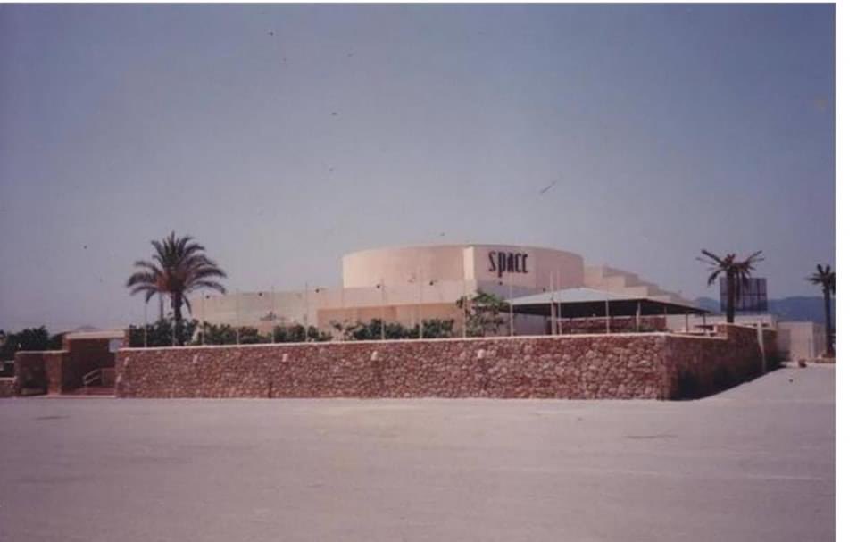 RaveFootage's tweet photo. Space Ibiza 1989/90’s 💥🖤🌔 https://t.co/6NhigerWnO