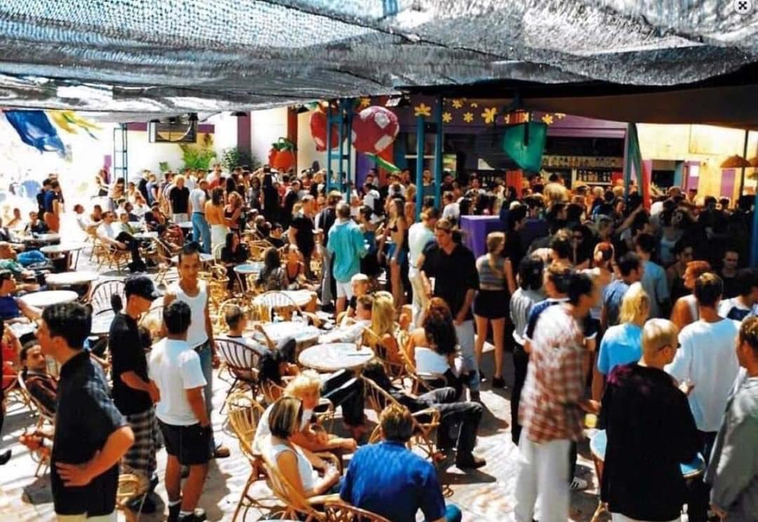 RaveFootage's tweet photo. Space Ibiza 1989/90’s 💥🖤🌔 https://t.co/6NhigerWnO
