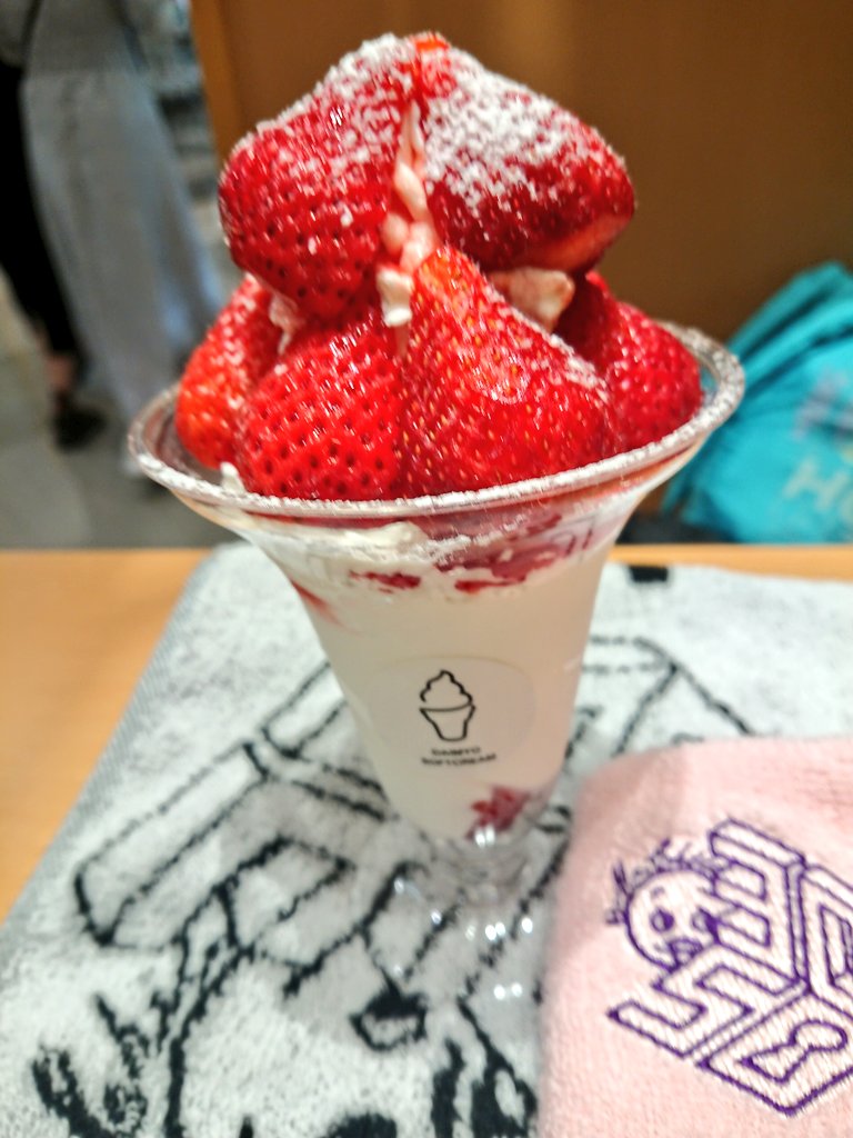 luckymoemon's tweet photo. #朝ラー
#イチゴたっぷりパフェ
#炭火もも焼き鳥
#また酢もつ
#福岡ってどうしてこんなに美味しいものばかりなの https://t.co/AmjNp1ag1T