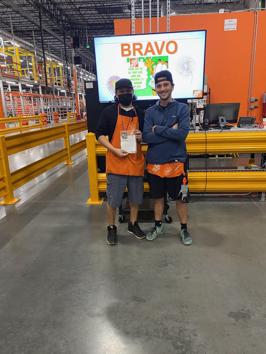 roseann_salcedo's tweet photo. Peer to Peer recognition! Jonah went above and beyond honoring Stevie G with a Homer Award for living the value wheel daily “Taking Care of Our People.” Awesome Team Work! @SchlemmerBarnes @5855DFCMDO #outbound #inbound #awards https://t.co/2PnKZPf4RP