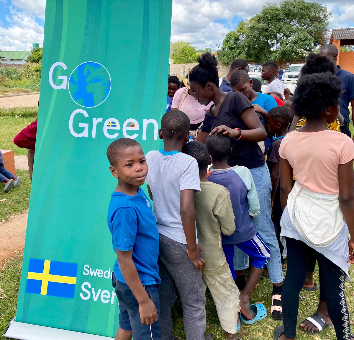 AmHultgard's tweet photo. Today @SwedeninZM ๐ธ๐ช takes #EnvironmentalDays๐ผ๐บ to Bauleni, Lusaka!
๐๐ฝ Check our social media platforms for more up-dates!
๐ Nature Quiz ๐๐ฆ
๐ Wildlife face paintings ๐ฆ
๐ Tree planting ๐ณ๐ฟ
๐ Book readings ๐
๐ Dancing ๐๐ฆ
#GoGreenZM ๐
#Stockholm50
#SweZam ๐ธ๐ช๐ฟ๐ฒ https://t.co/X7N9YdCcgx