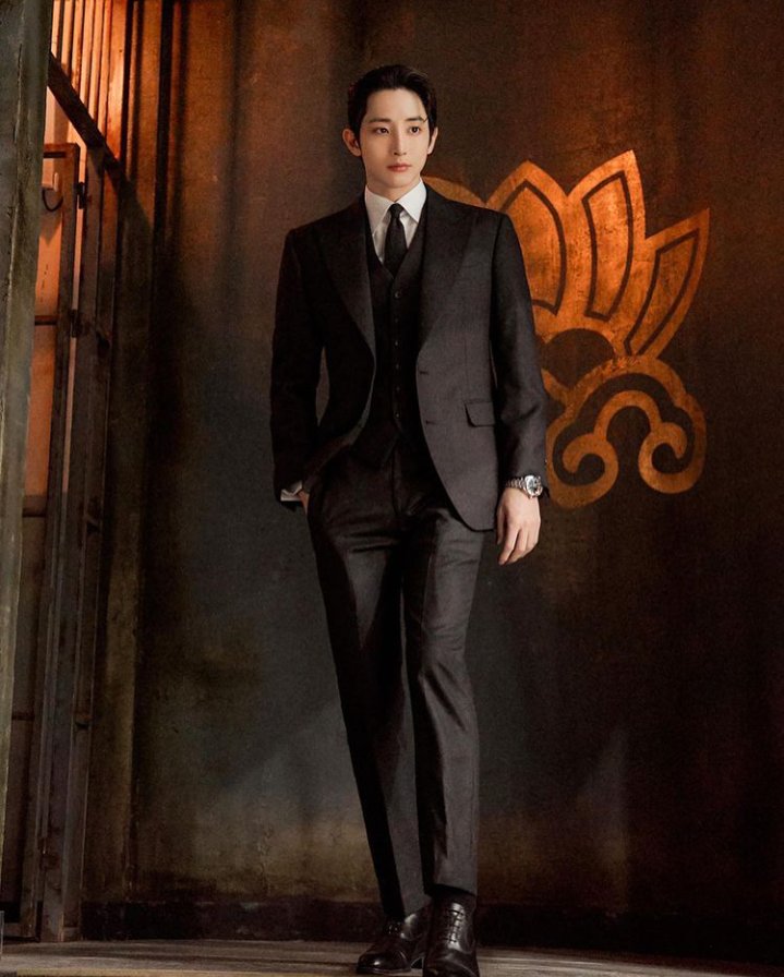 kdramatreats's tweet photo. HE'S SO DAMN FINE 🥵 https://t.co/AhIuZdXv59